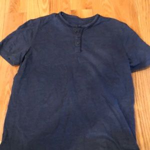 men’s 3 button, size medium t-shirt